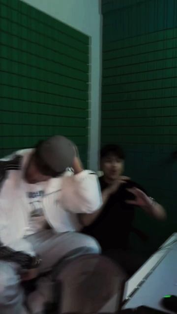 Шоу они точно могут устроить😏Ждем очередной хит от TIGO и Migrant💥 смотреть онлайн