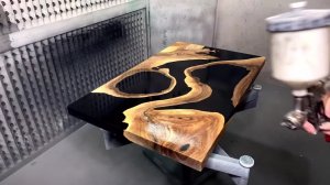 Стол из грецкого ореха и эпоксидной смолы за 10000$