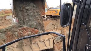 Экскаваторы Caterpillar 6015B и Liebherr 976 загружают грузовики за два прохода.