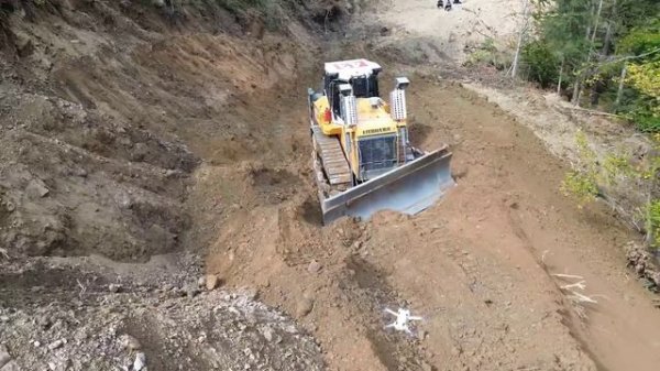 Liebherr 746 прокладывает дорогу в горах. Часть 5.