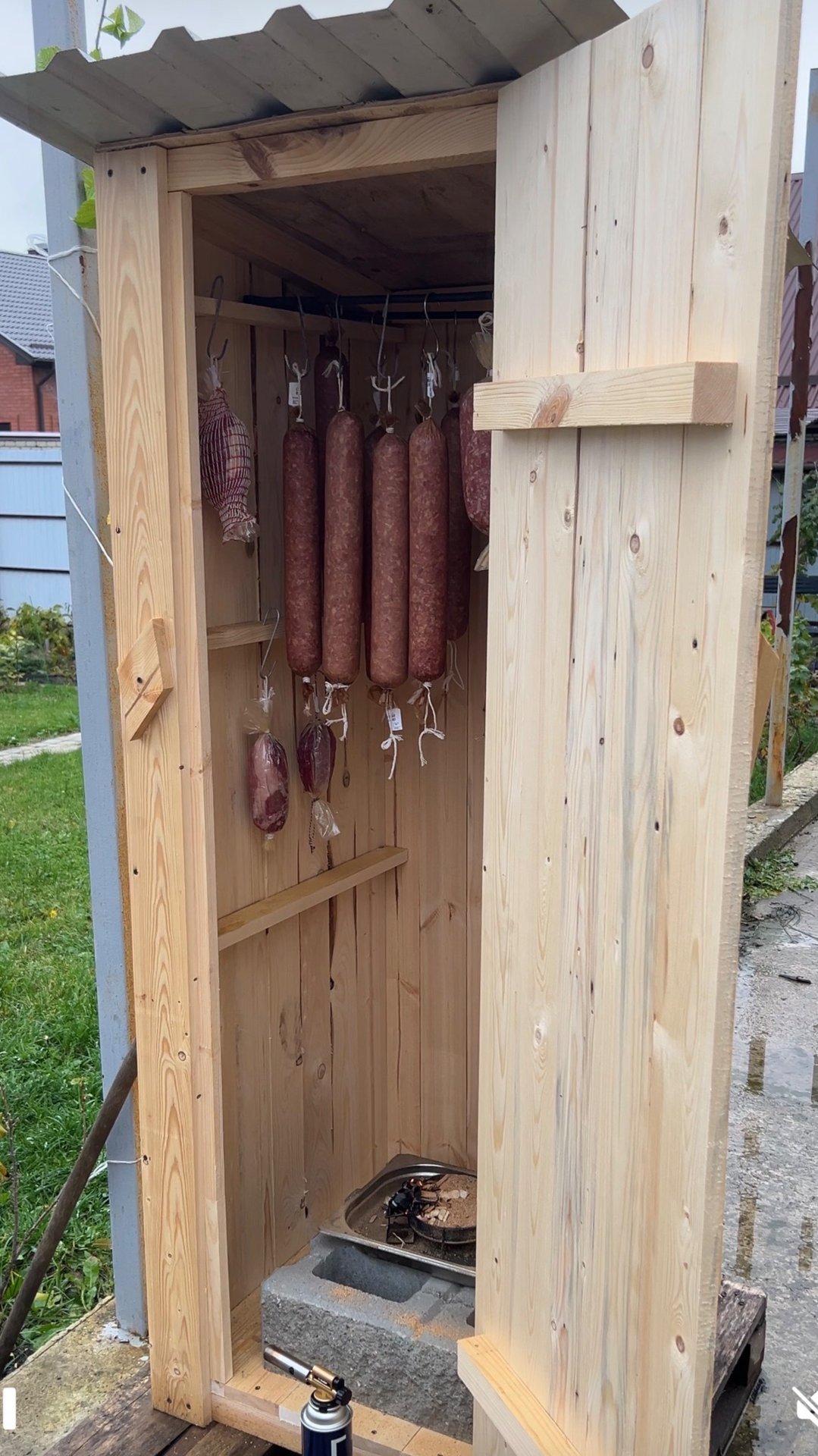 Как сделать коптилку для холодного копчения