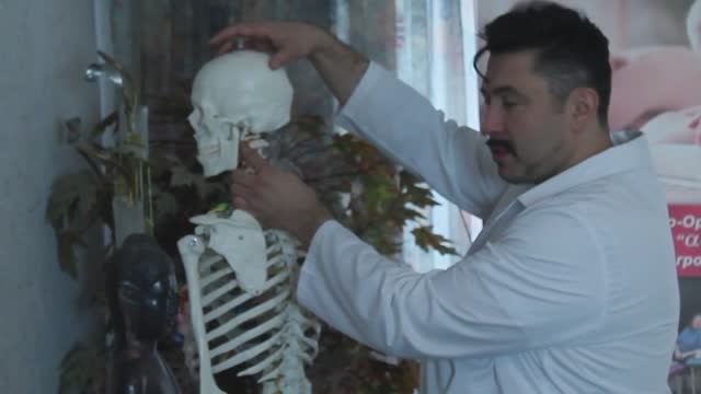 Обучение мануальной терапии, Правка шейных позвонков, Шейно грудной переход, для ребенка. Ч 1 смотреть онлайн