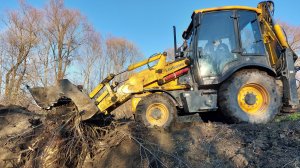 Дерём гигантский пень экскаватором!