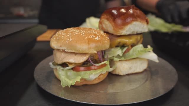 Сочный Бургер без соусов / готовим вместе с основателем Zaziki смотреть онлайн