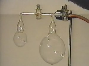 Физика. Опыты. Зависимость давления от радиуса