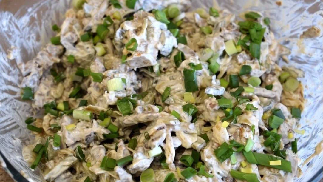 Всего три ингредиента! Этот новый салат мы готовим абсолютно на все праздники! смотреть онлайн