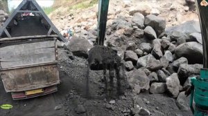 Строительство, экскаватор копает песок