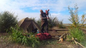 С НОЧЁВКОЙ НА ОХОТУ И РЫБАЛКУ. ДИКИЙ ОСТРОВ. Охота на утку с чучелами. Рыбалка на сазана.