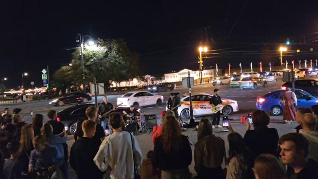 Выступление уличных музыкантов в
Санкт-Петербурге. Рядом с Дворцовым
мостом. Песня "Районы-кварталы" смотреть онлайн