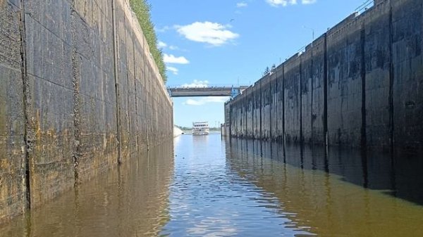 Круизный теплоход заходит в шлюз Рыбинского гидроузла