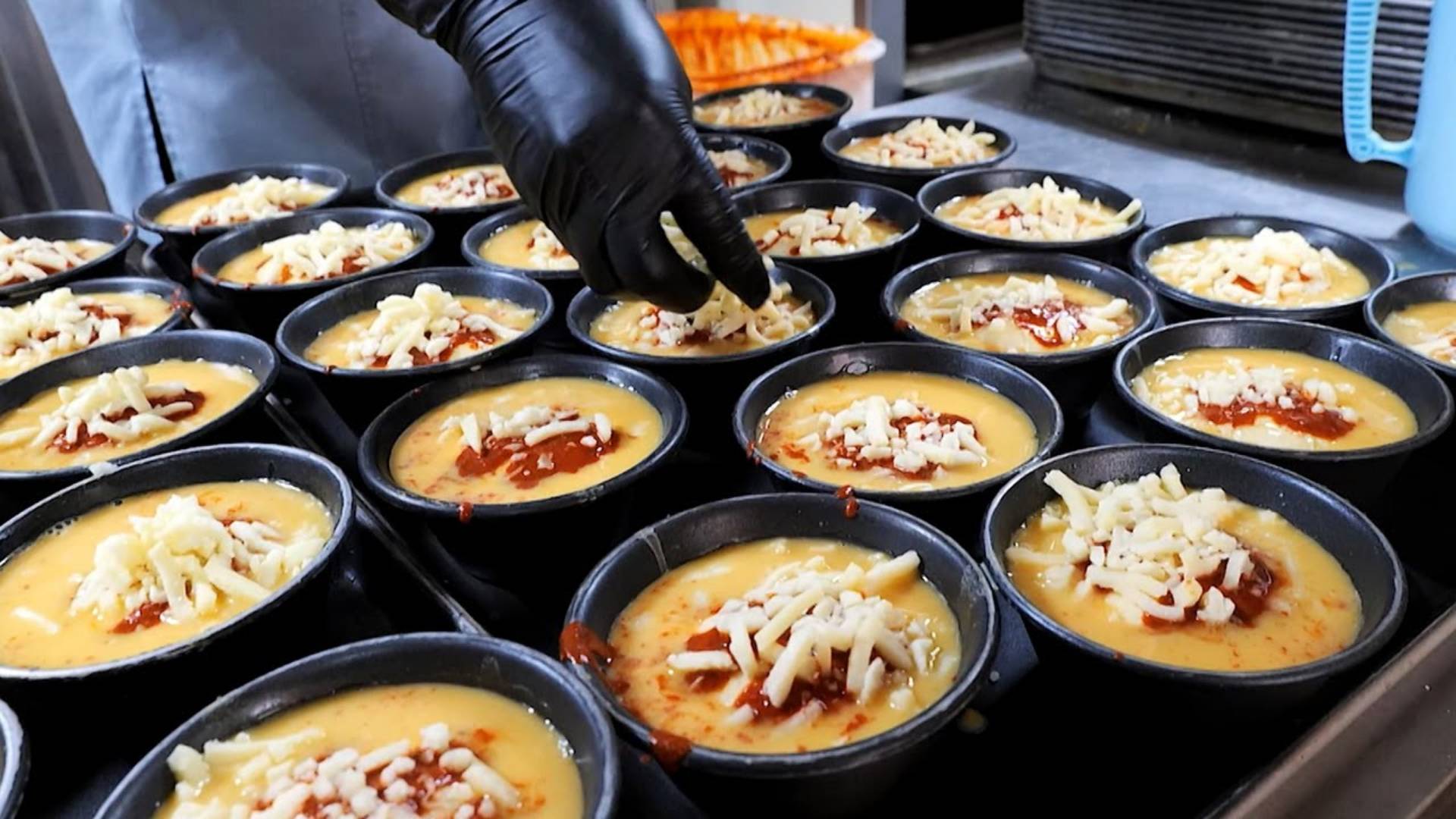 Острый жареный сырный хлеб с яйцом (хлеб Чжампон) Хлеб Чжампон в Канныне Корейская уличная еда смотреть онлайн