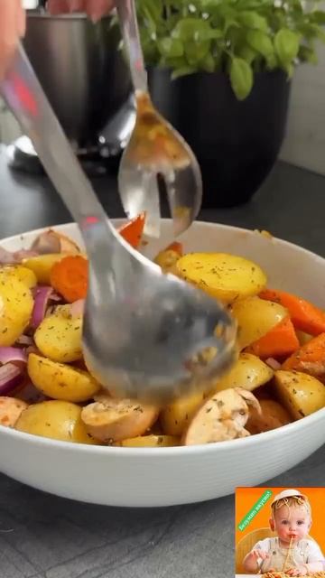 🐟 Лосось с овощами и соусом.