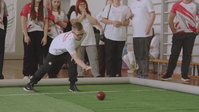 В старооскольском филиале БелГУ впервые прошёл инклюзивный турнир по бочче смотреть онлайн