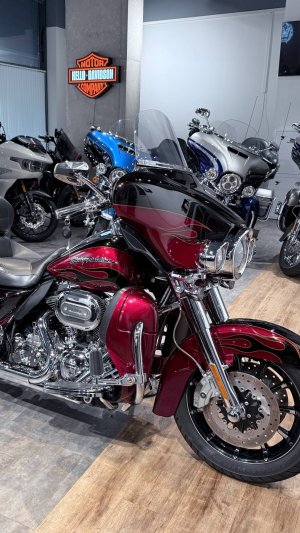 CVO Electra Glide Limited (Exclusive Black Ember & Rio Red)