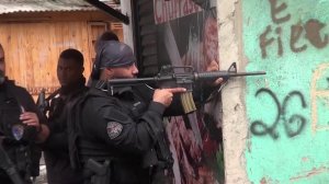 Спецназ штурмует фавелы на севере Рио-де-Жанейро