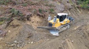 Liebherr 746 прокладывает дорогу в горах. Часть 3.