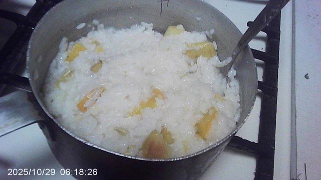 Приготовил рисовую кашу с яблоком и тыквой (фруктово-овощную) !