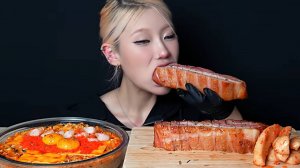 🔥🍲 Мукбанг и Mukbang : РОСКОШНЫЙ УЖИН! Девушка пробует рамен с икрой и грудинкой