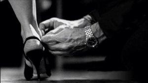 ОНА БЫЛА МОЛОЖЕ ПОЧТИ ВДВОЕ...