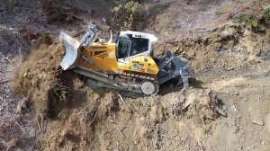 Liebherr 746 прокладывает дорогу в горах. Часть 4.