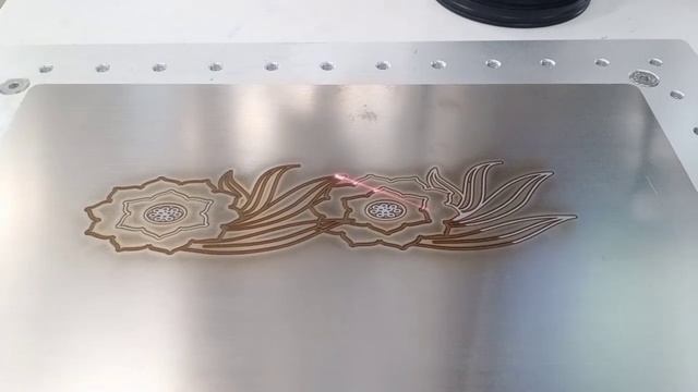 Лазерный маркировочный станок XTLASER — видеодемонстрация маркировки нержавеющей стали смотреть онлайн