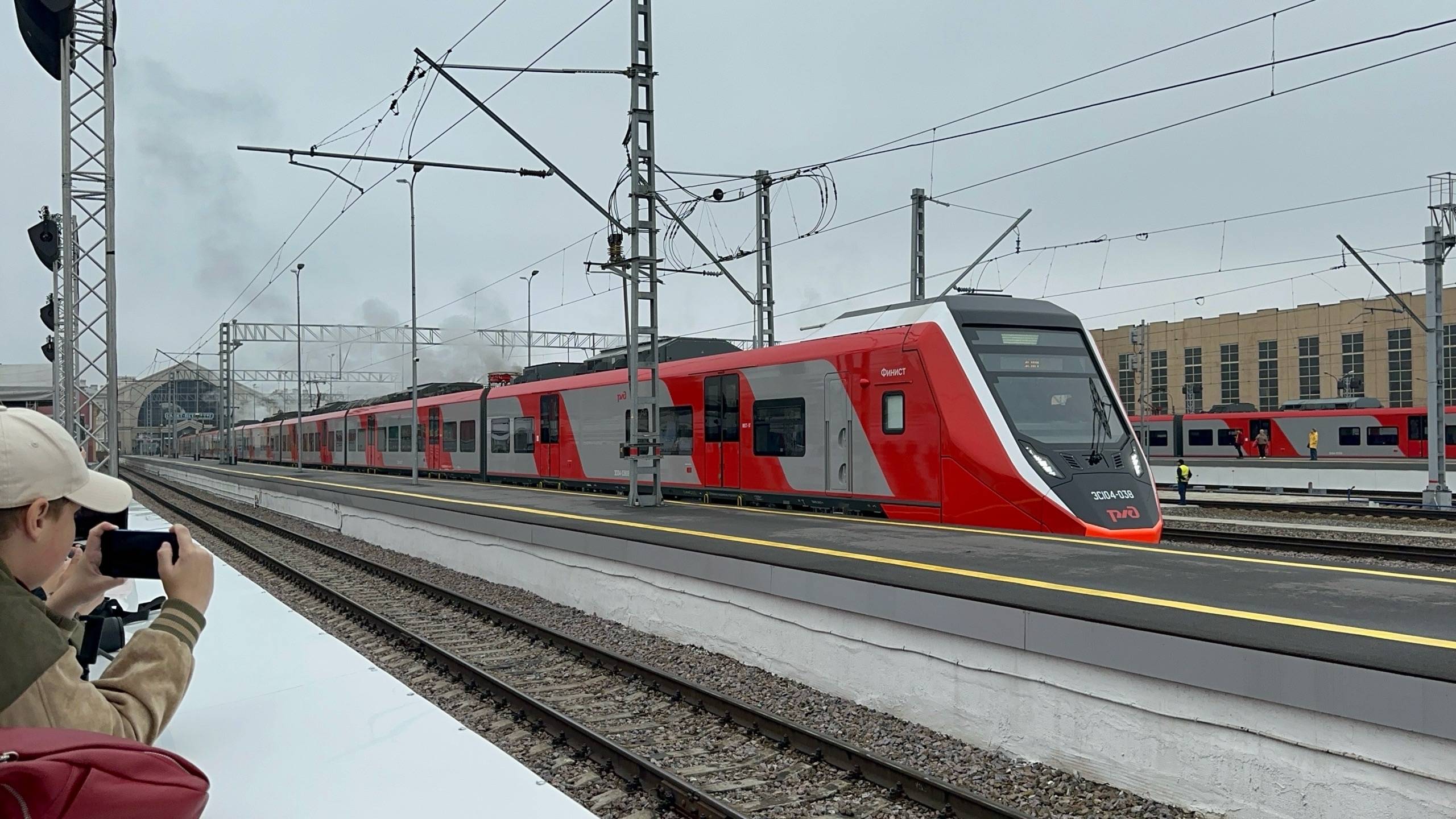 «Перед ЭКСПО!» Электропоезд «Финист» ЭС104-038 на Балтийском вокзале, август 2025 года смотреть онлайн