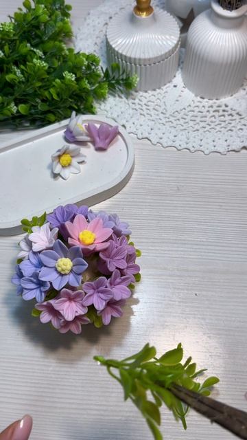 Как собрать небольшой букет из мини цветов в гипсовом кашпо ко дню мамы. Сборка букета ко дню мамы смотреть онлайн