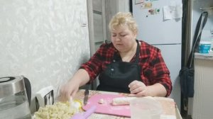 С УТРА НА КУХНЕ. ГОТОВЛЮ ВАРЕНИКИ. РАССКАЗЫВАЮ ПОСЛЕДНИЕ НОВОСТИ