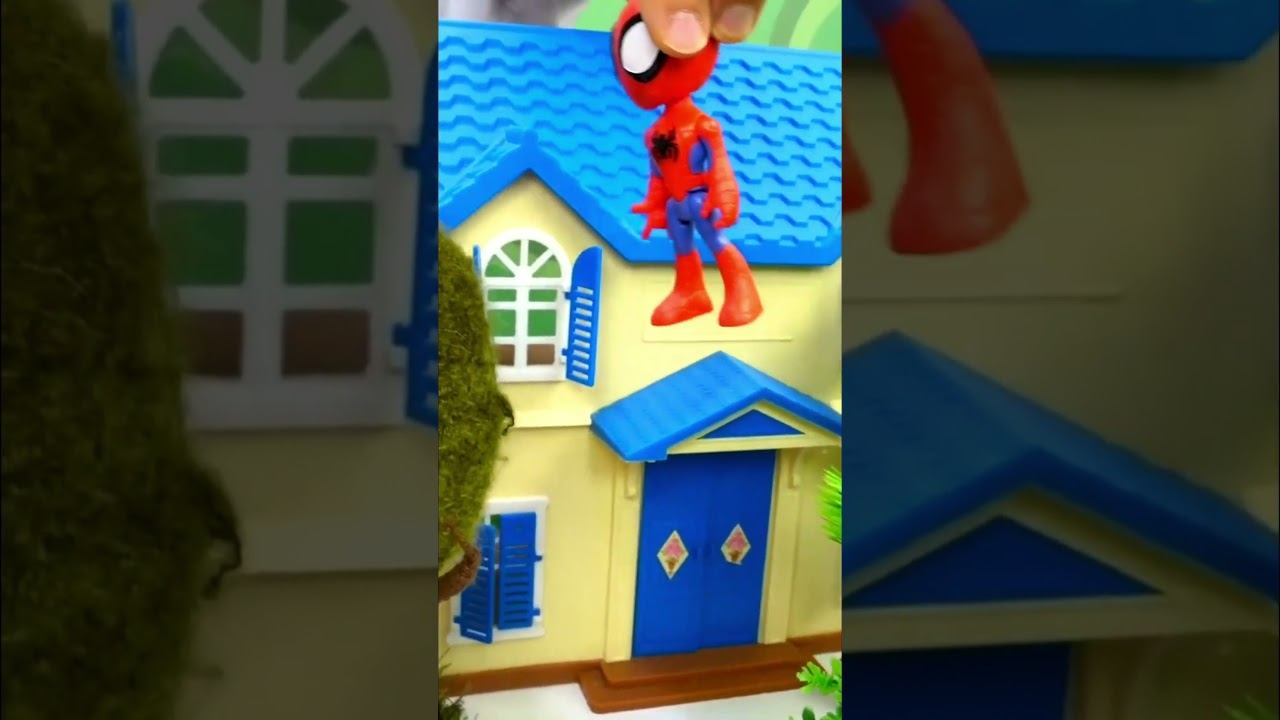 Человек-Паук и Гоблин гонятся за фруктами! Кто найдет больше? #Хэллоуин #длядетей #шортс смотреть онлайн