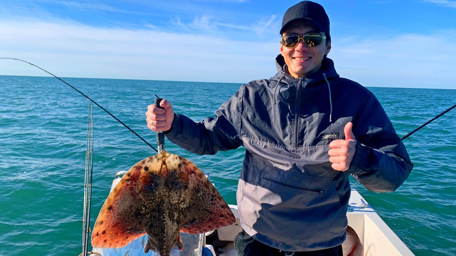 Трофейная рыбалка 22.10.2025 года в Чёрном море. Роды на борту. смотреть онлайн