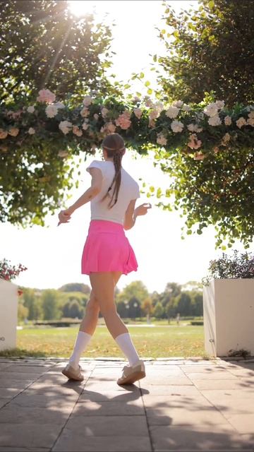 чего это он комментирует?