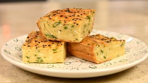 Заливной пирог с яйцом и зеленым луком