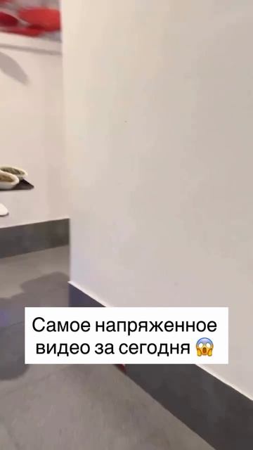 Официант доставляет заказ на колесе
