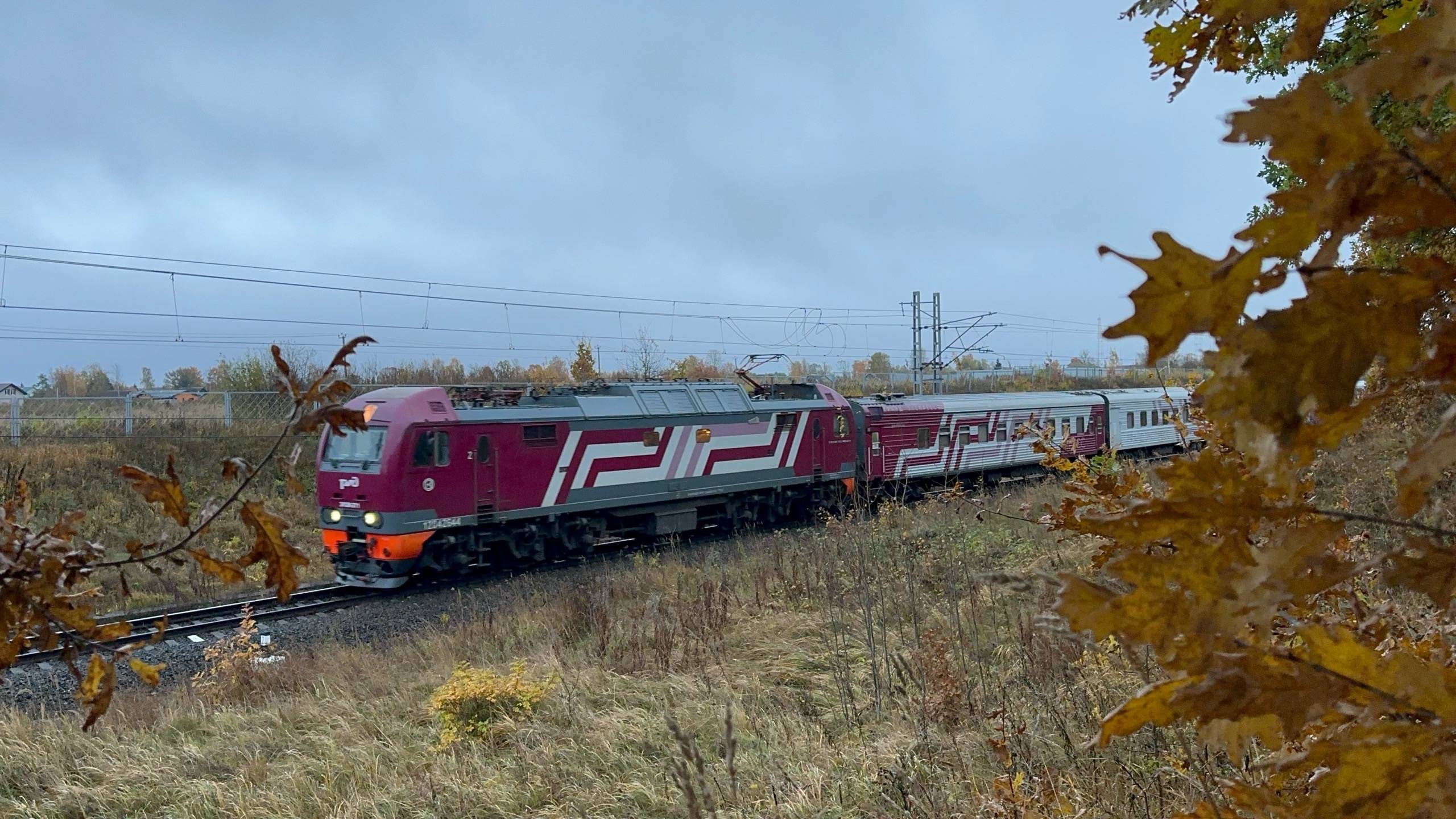 «Золотой осенью!» Электровоз ЭП2К-271 «Гранд-экспресс» с пасс.поездом на перегоне, октябрь 2025 г смотреть онлайн