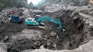 Строительство, экскаватор копает песок