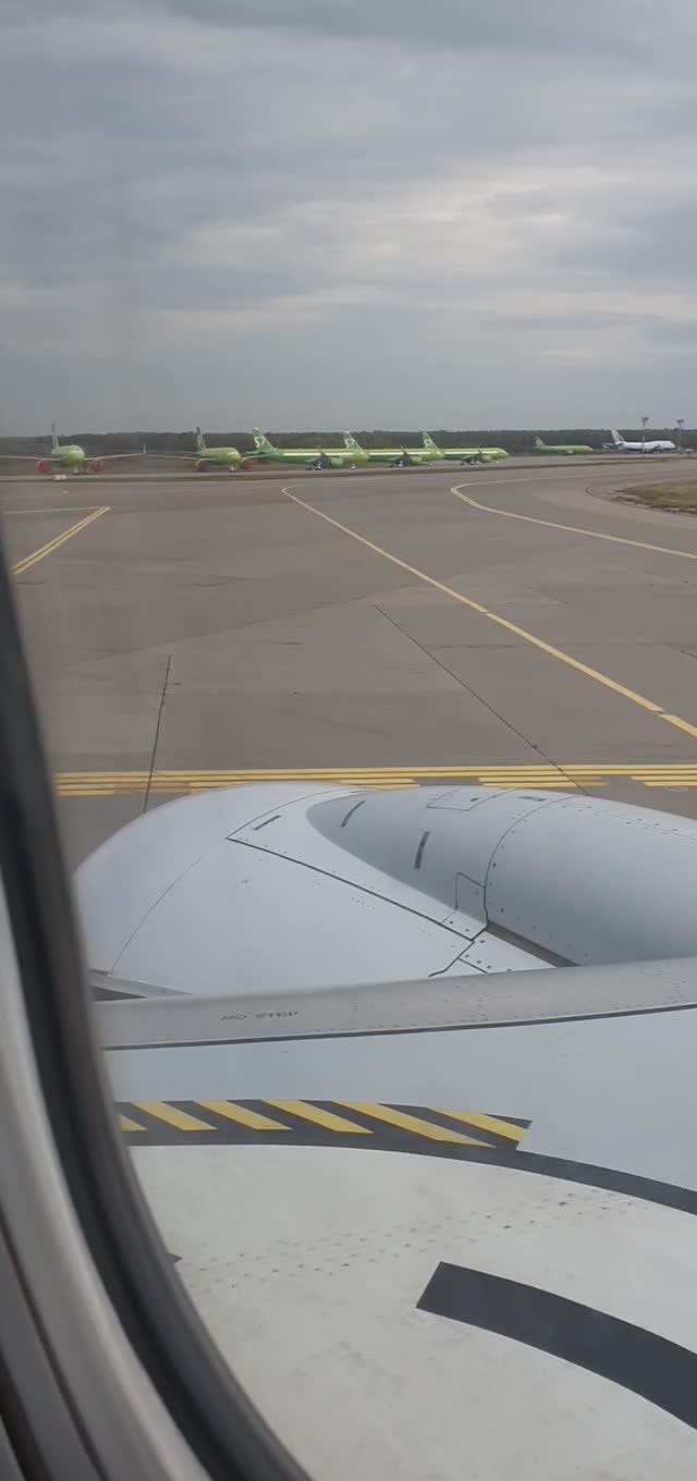 Посадка Boeing737 в международном аэропорту Домодедово. Октябрь 2025