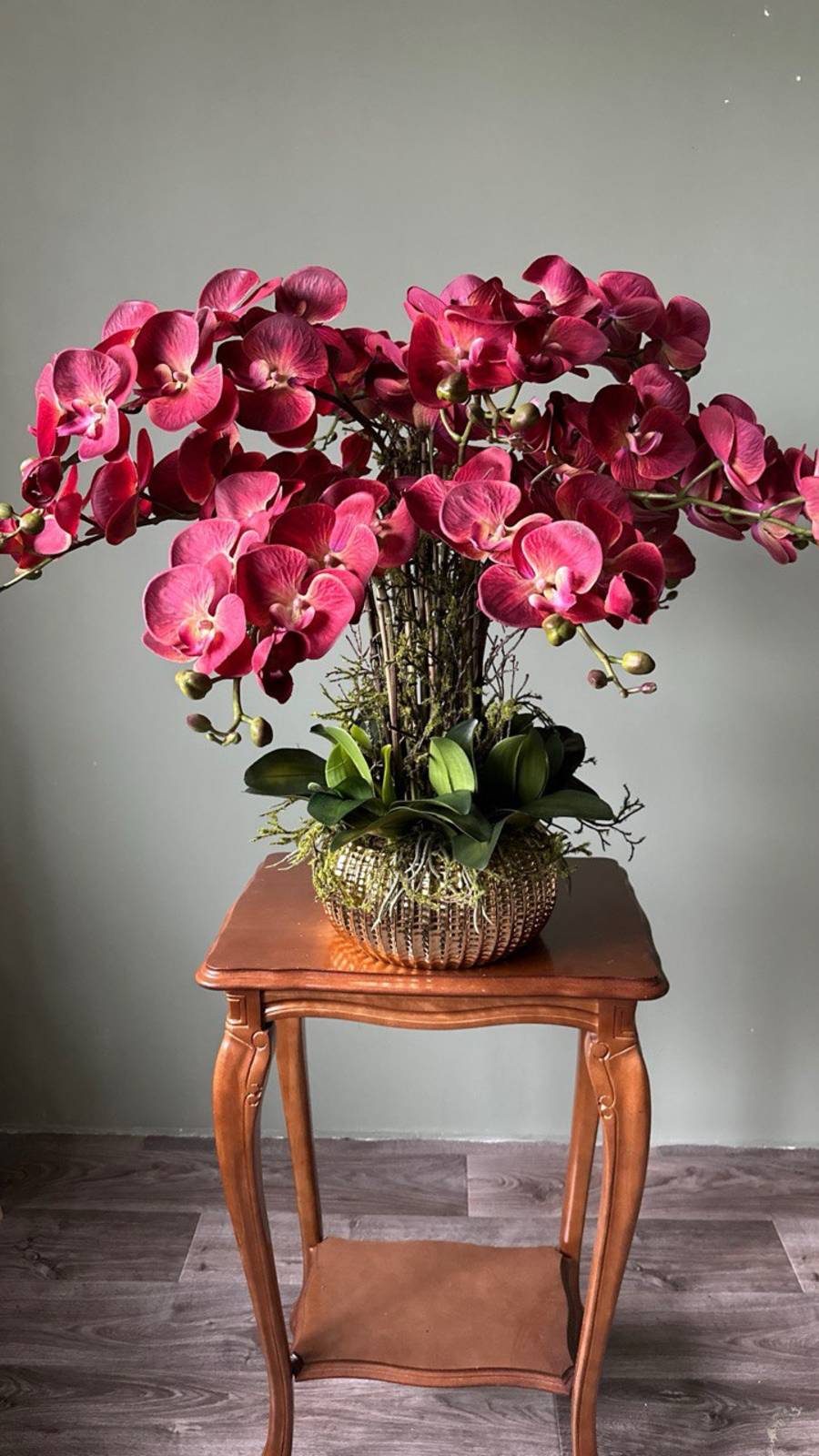 Композиция с орхидеями.