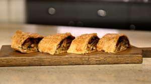 Штрудель с грибами и куриным филе в сливочном соусе