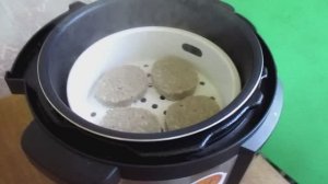Котлеты из говядины  " На пару"   в  мультиварке DEXP   в автоматическом режиме.