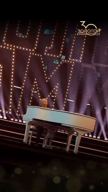 На юбилее Премии «Золотой Граммофон» прозвучал гимн ностальгии — хит Юрия Антонова «Я вспоминаю». смотреть онлайн