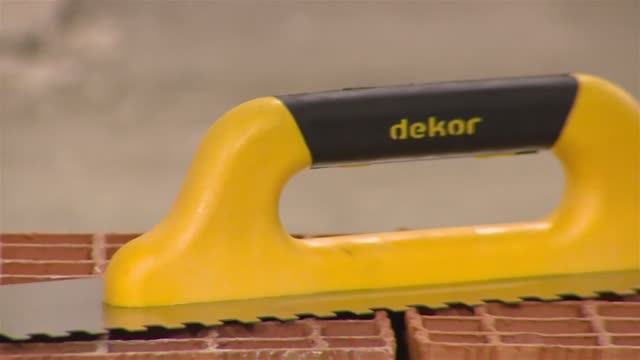 Гладилка зубчатая пластиковая ручка DEKOR смотреть онлайн