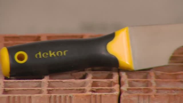 Скребок многофункциональный с ручкой из эластомерного покрытия DEKOR смотреть онлайн