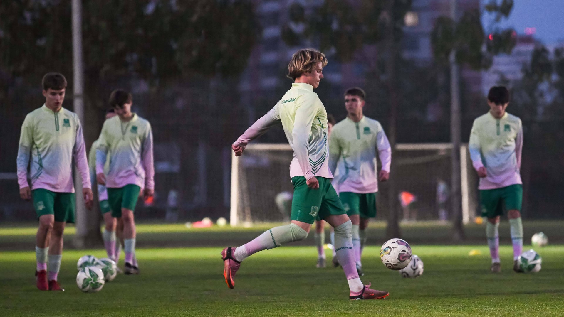 Юноши «горожан» готовятся к матчам с «Алмазом-Антеем» смотреть онлайн