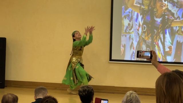 2025 видео узбекский танец исполняет Сафие Якубова.