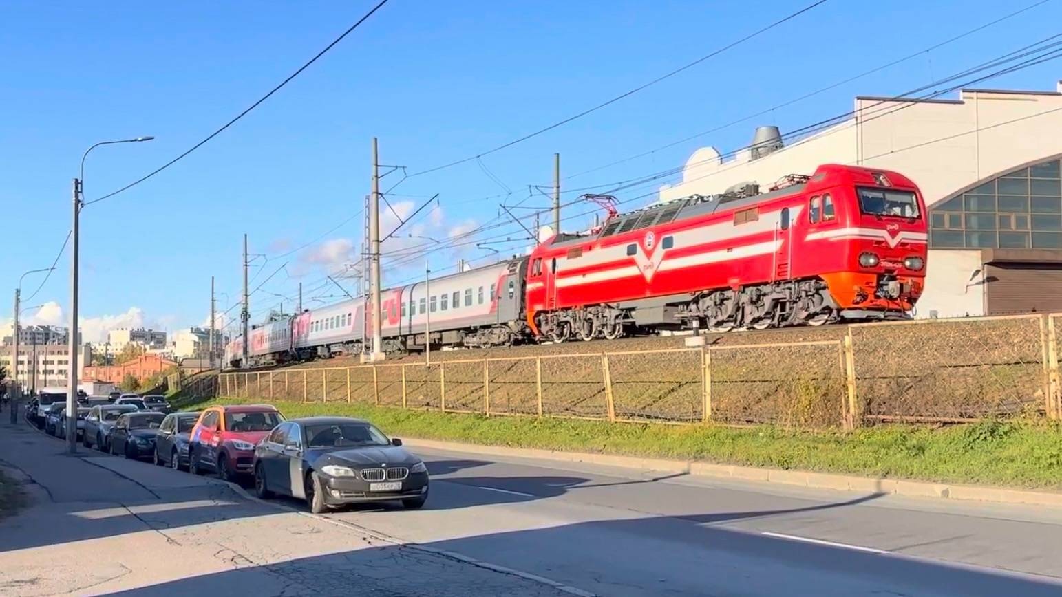 «Погостила и хватит!» Электровоз ЭП2К-420 с пасс.поездом на перегоне, октябрь 2025 года смотреть онлайн