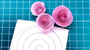 Спиральная роза из цветной бумаги