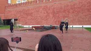 Москва. Александровский парк. Вечный огонь. Смена караула