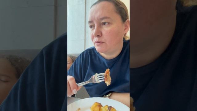 Куриный суп с домашней лапшой, обед в санатории 29.10.2025. Наконец то домой. смотреть онлайн