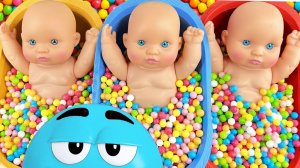 Мультики для детей. Смешиваем разноцветные шарики и слайм в ванночках. Смотреть мультики для малышей