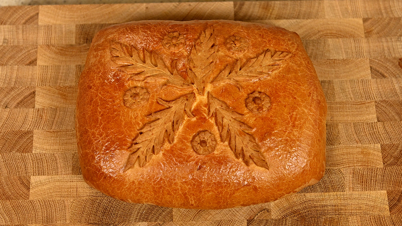 Кулебяка с форелью и капустой, обжаренной на шкварках